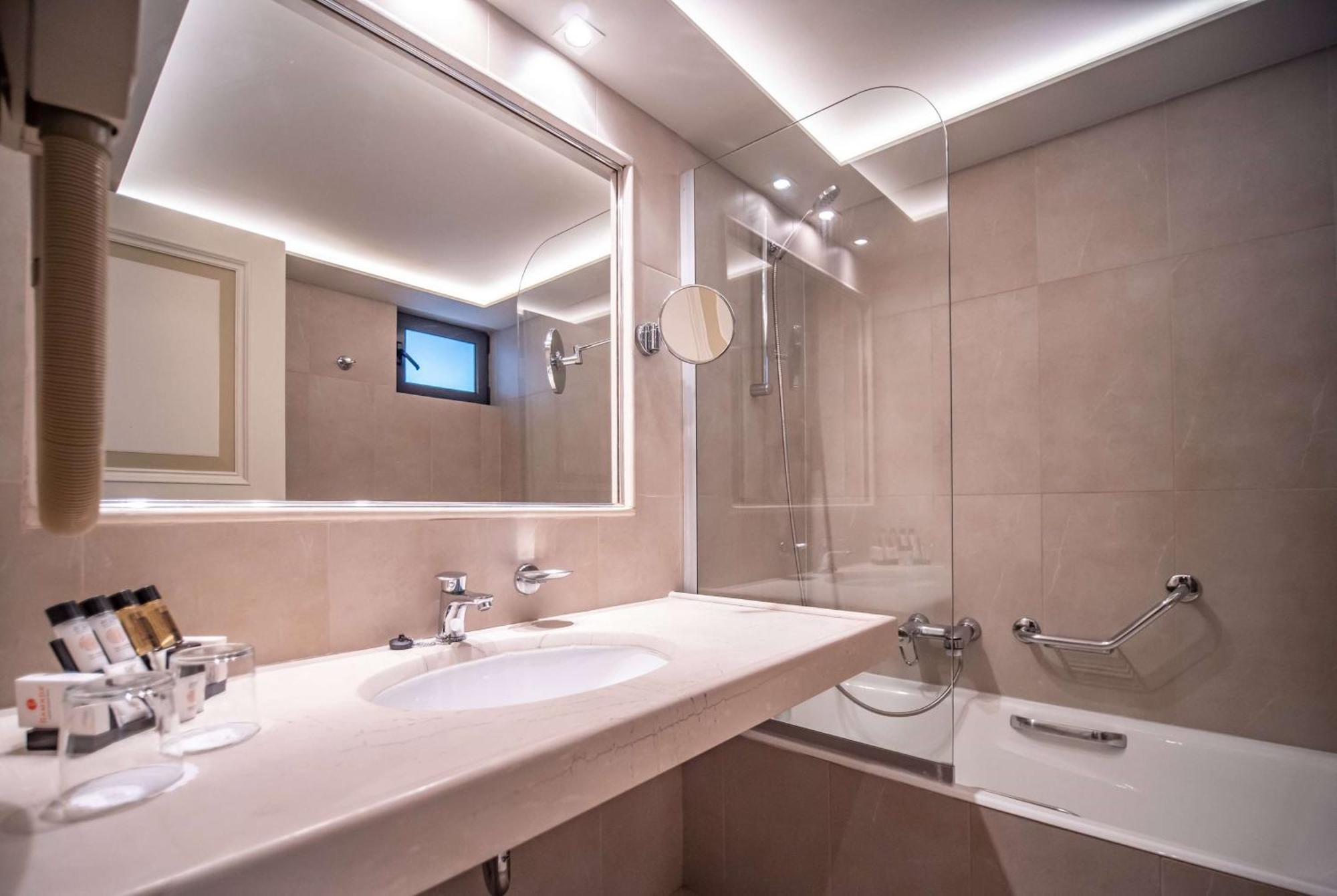 Ramada Loutraki Poseidon Resort מראה חיצוני תמונה