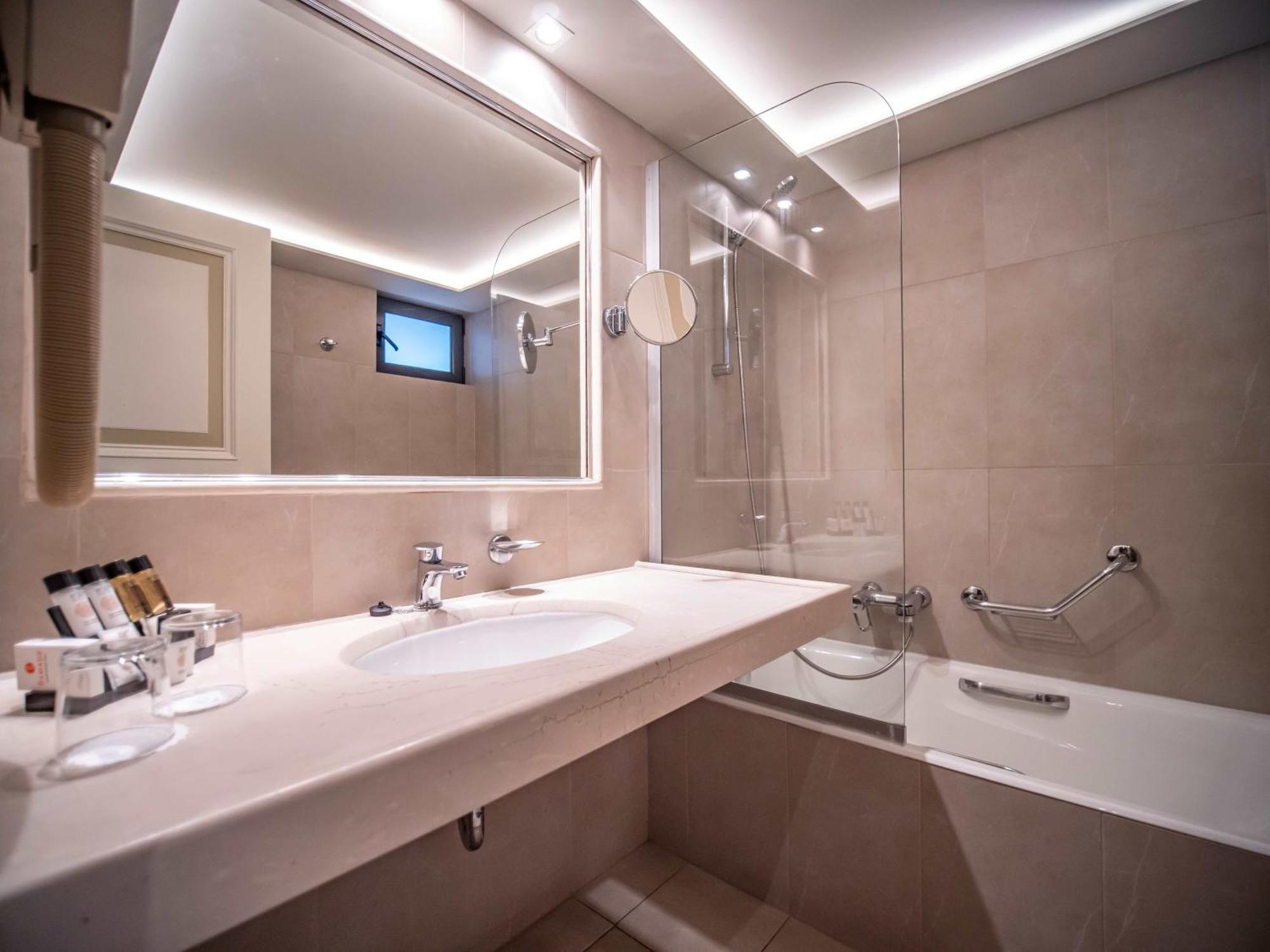 Ramada Loutraki Poseidon Resort מראה חיצוני תמונה