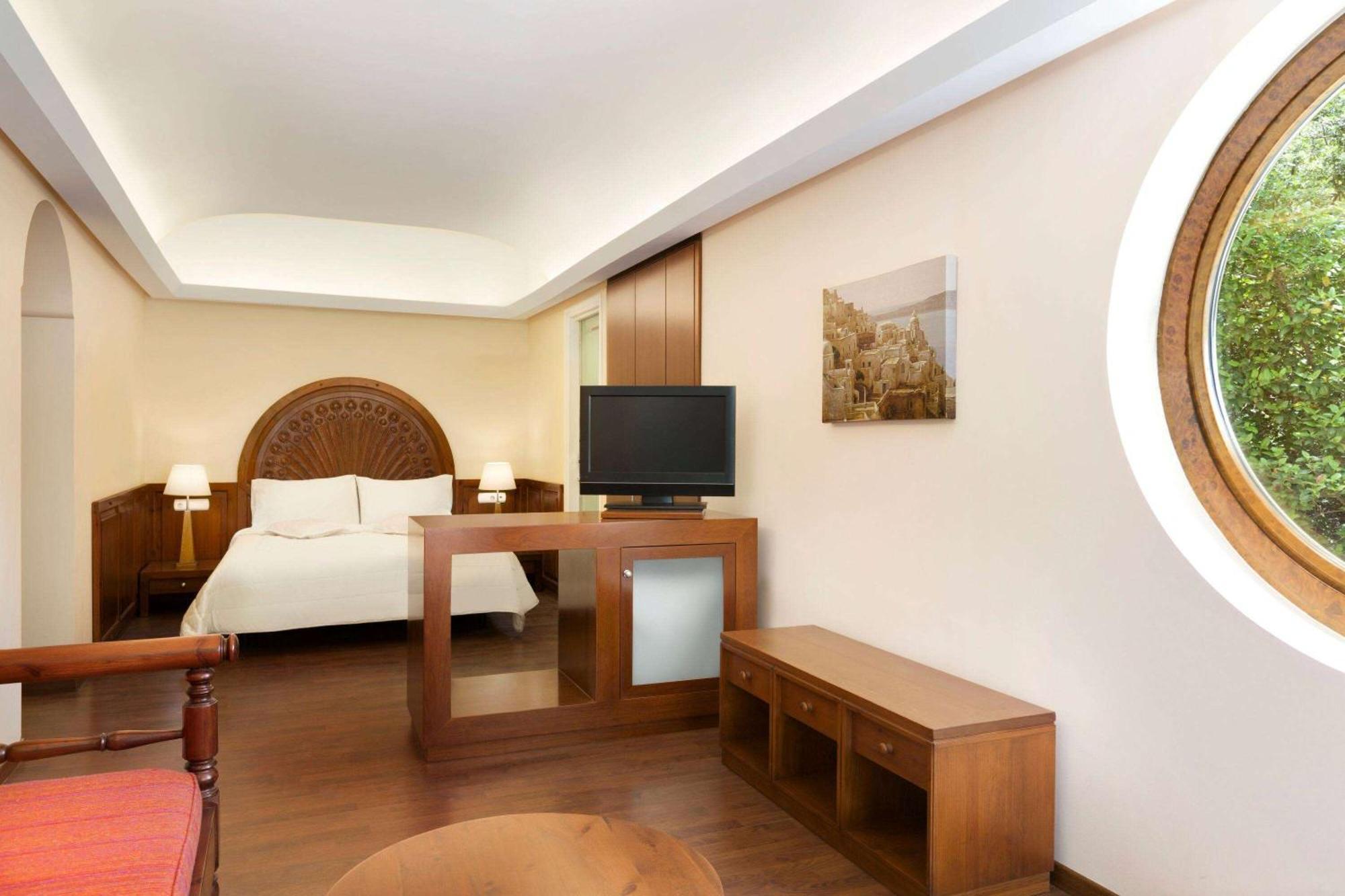 Ramada Loutraki Poseidon Resort מראה חיצוני תמונה