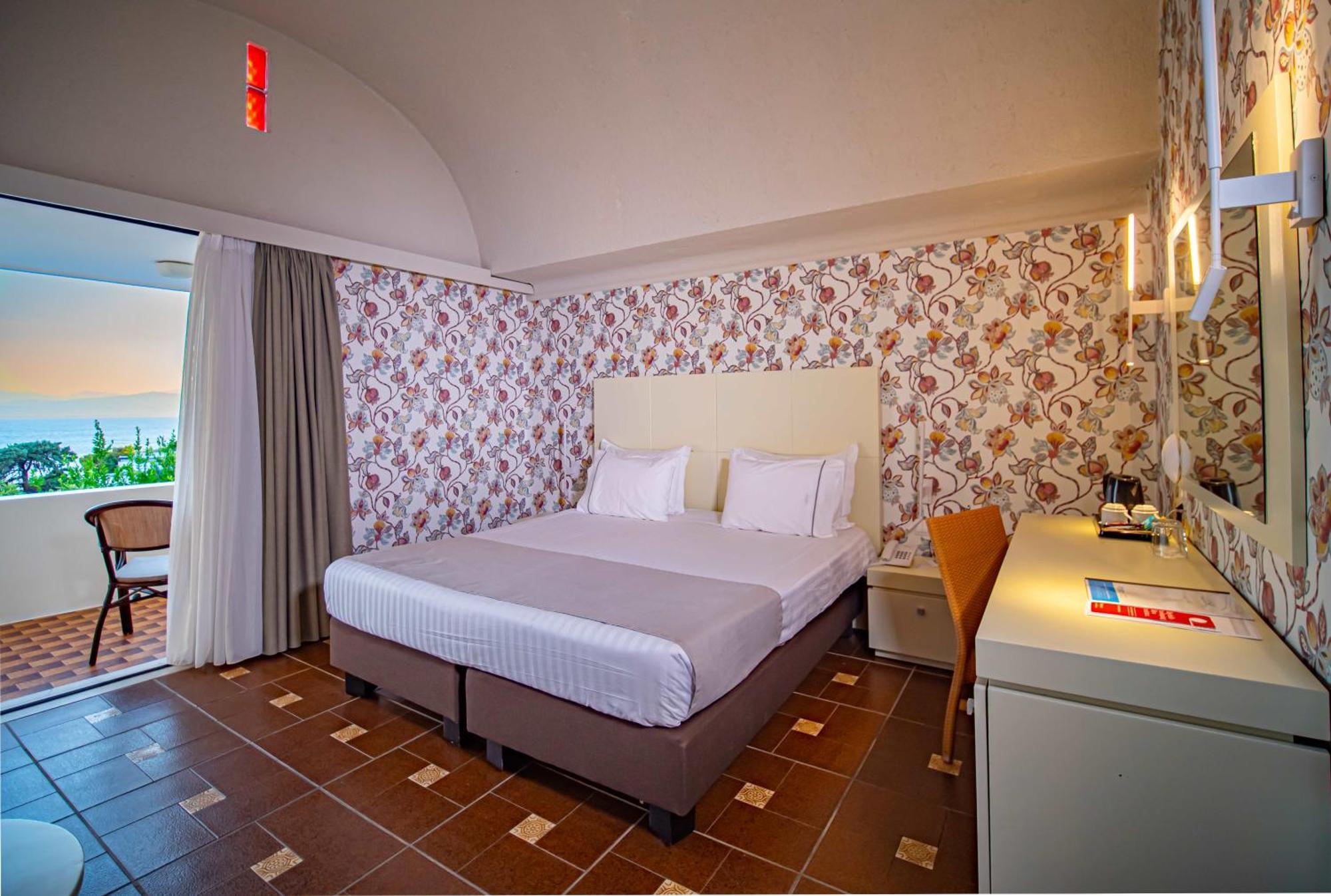 Ramada Loutraki Poseidon Resort מראה חיצוני תמונה